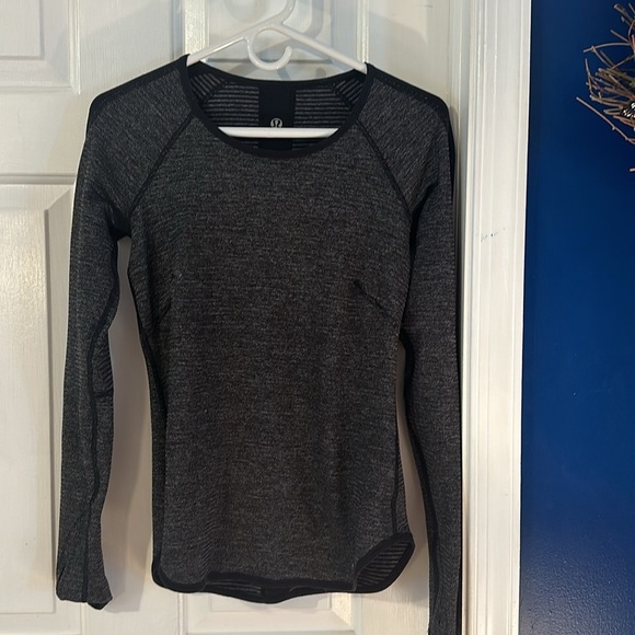 Women’s Lululemon Run Under Long Sleeve Reversible Black & Gray Athletic Top - Picture 7 of 8